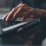 ネカマとは？ネット上で女性のふりをする男性心理・特徴・見分け方